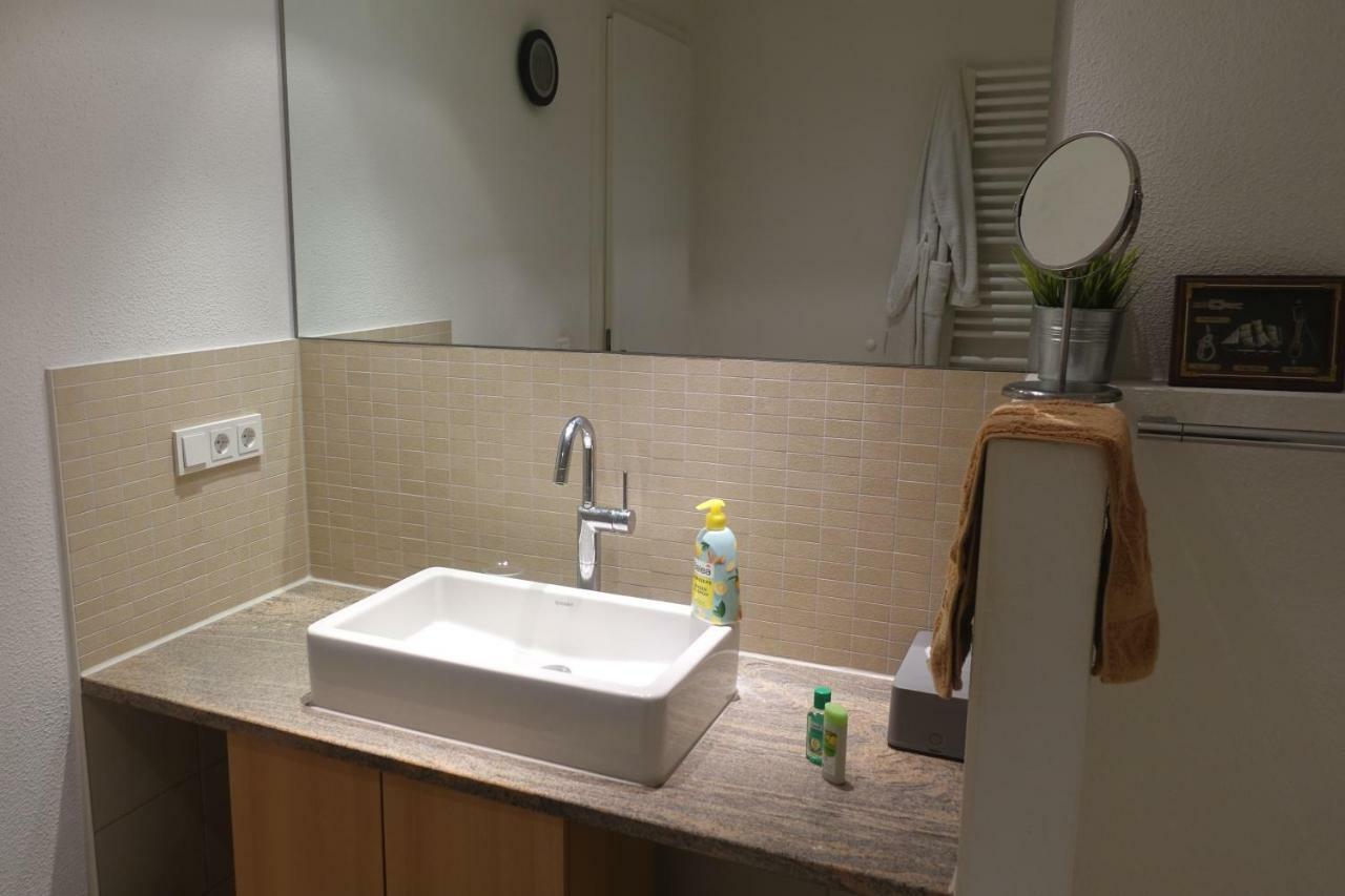 Grosszuegiges Zimmer Mit Badezimmer In Rheinwohnung Cologne Exterior photo
